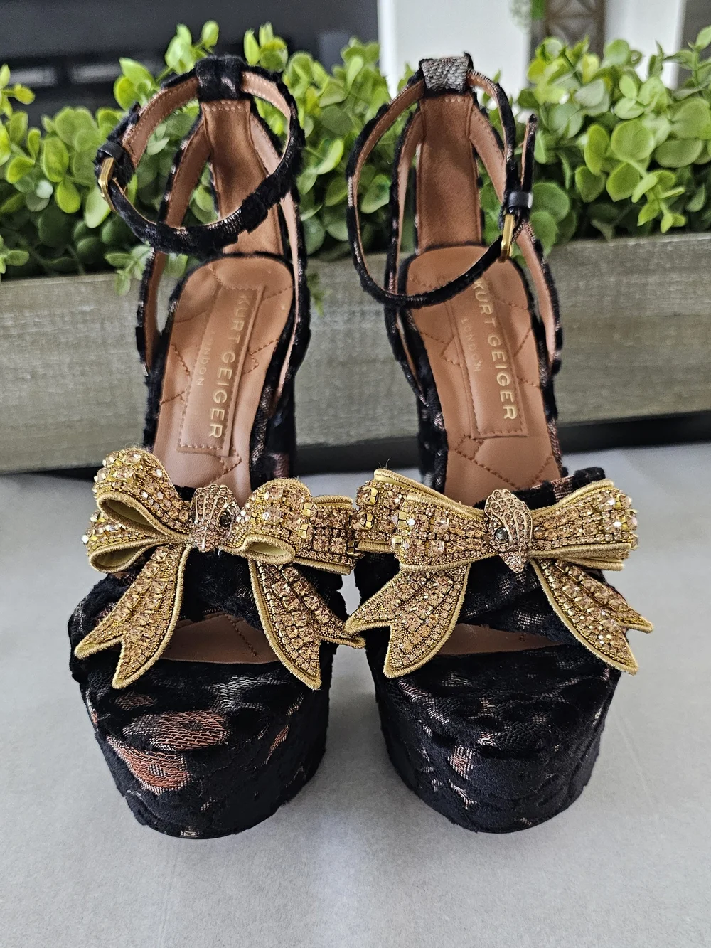 Kurt Geiger Black Velvet Platform Sandals w/Gold Crystal Bows Women's Sz 6 & 10 - Picture 2 of 10